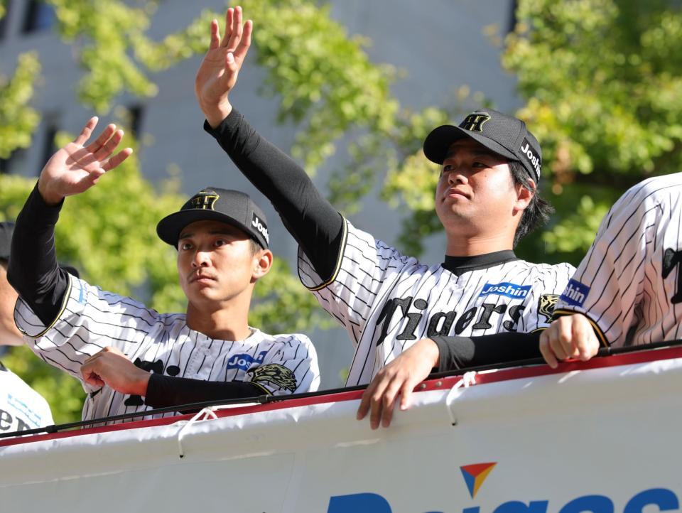 　ファンに手を振る熊谷（左）と高橋（撮影・坂部計介）
