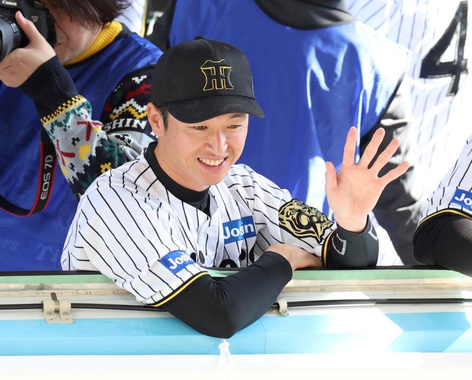 　沿道のファンに手を振る近本（撮影・中田匡峻）