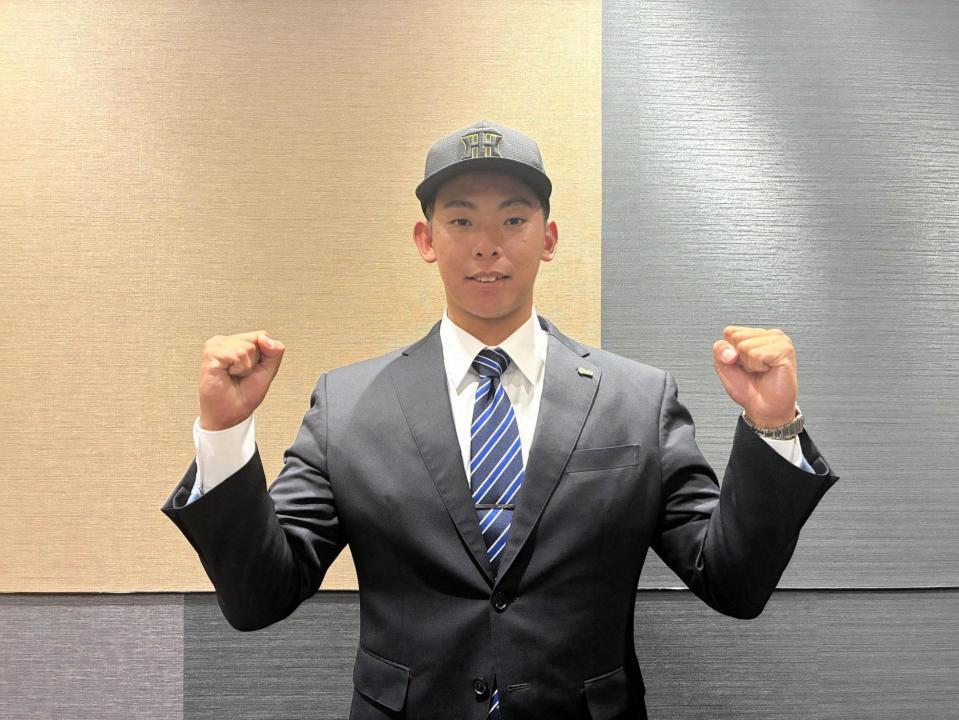 　仮契約を終え笑顔の神宮（球団提供）