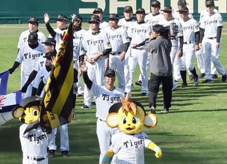 　藤川監督を先頭に場内を一周（撮影・田中太一）