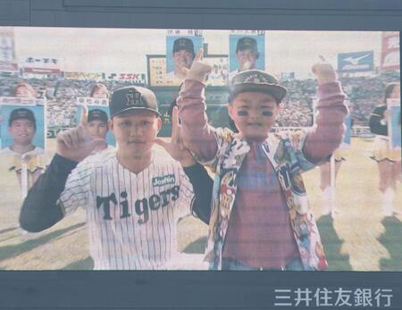 　自身のそっくりさんとポーズを決める森下（左）＝撮影・西田忠信