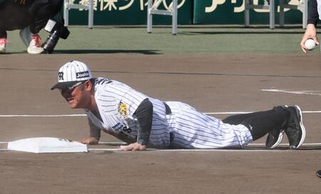 　ヘッスラする亀山努氏（撮影・田中太一）