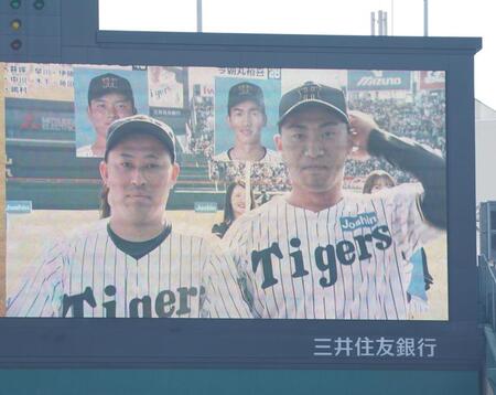 　自身のそっくりさんと並ぶ桐敷（右）＝撮影・西田忠信