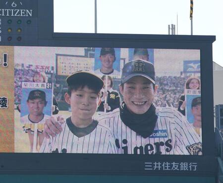 　自身のそっくりさんと並ぶ木浪（右）＝撮影・西田忠信