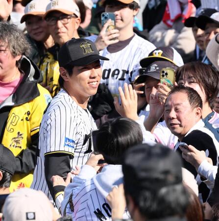 　スタンドを回る工藤（撮影・田中太一）