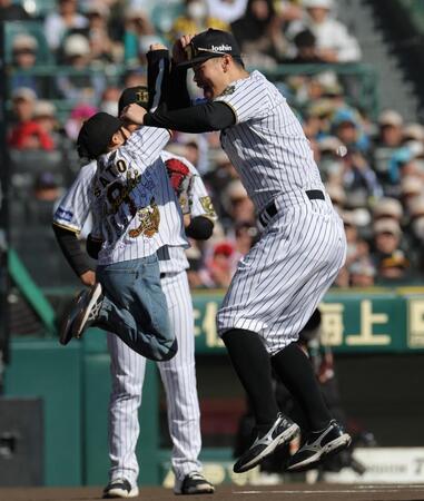 　ファン感謝デーで子どもとタッチを交わす佐藤輝（右）