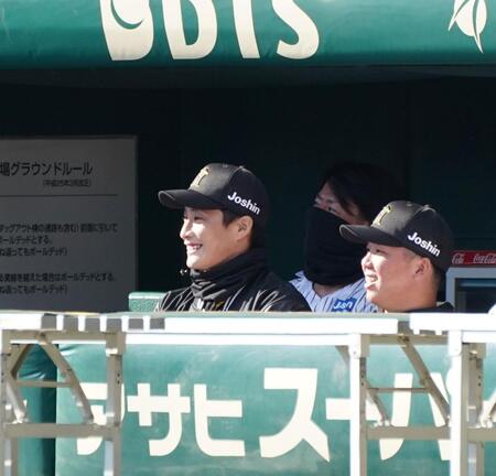 　そっくりさん企画で自身のそっくりさんが登場し笑顔を見せる木浪（左）＝撮影・西田忠信