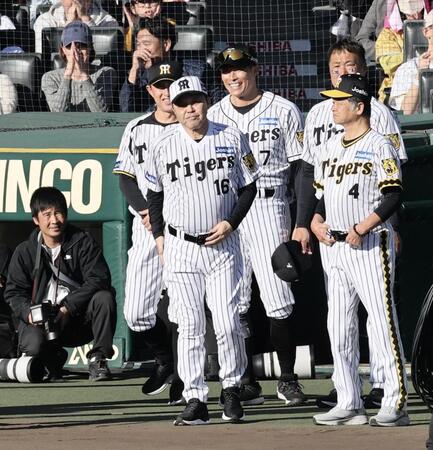 　ユニホーム姿を披露した岡田顧問（撮影・田中太一）