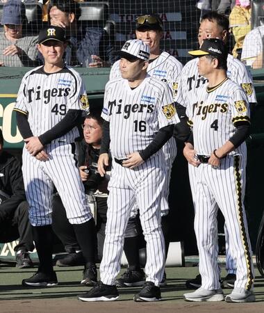　紹介される岡田顧問（撮影・田中太一）