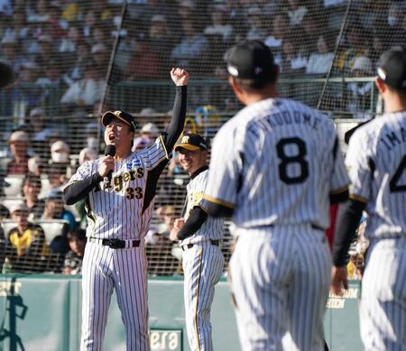 　満塁本塁打を放ち、ベンチ前で絶叫する葛城育郎氏（左）＝撮影・西田忠信