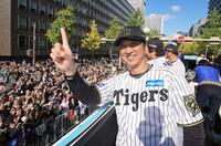　優勝パレードでポーズを決める藤川球児監督（代表撮影）