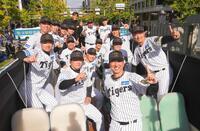 　記念撮影する藤川監督ら阪神ナイン（代表撮影）