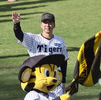 阪神 藤川監督スピーチで来季の連覇と日本一誓う、フレッシュ大賞の