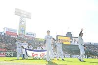　場内一周する藤川監督（右）ら阪神ナイン（撮影・西田忠信）