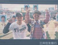 　自身のそっくりさんとポーズを決める森下（左）＝撮影・西田忠信