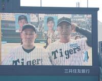 　自身のそっくりさんと並ぶ桐敷（右）＝撮影・西田忠信