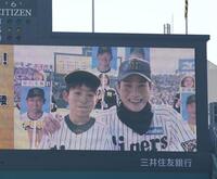 　自身のそっくりさんと並ぶ木浪（右）＝撮影・西田忠信