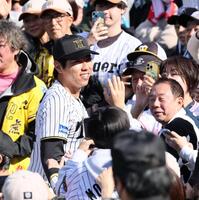 　スタンドを回る工藤（撮影・田中太一）