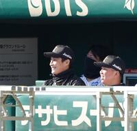 　そっくりさん企画で自身のそっくりさんが登場し笑顔を見せる木浪（左）＝撮影・西田忠信