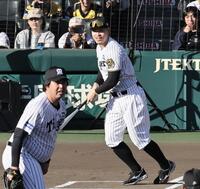 　井川氏から安打を放つ佐藤輝（撮影・田中太一）