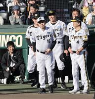 　ユニホーム姿を披露した岡田顧問（撮影・田中太一）