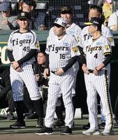 　紹介される岡田顧問（撮影・田中太一）