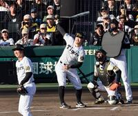 　野球対決で藤川監督（左）から安打を放つ佐藤輝（撮影・田中太一）