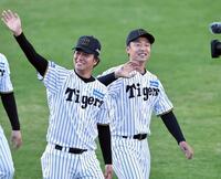 　ファン感謝デーを終え、ファンに手を振る（右から）島本と高橋（撮影・田中太一）