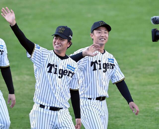 阪神 高橋がグラブをつけずコーヒーをポッケにダッシュで中堅守備へ