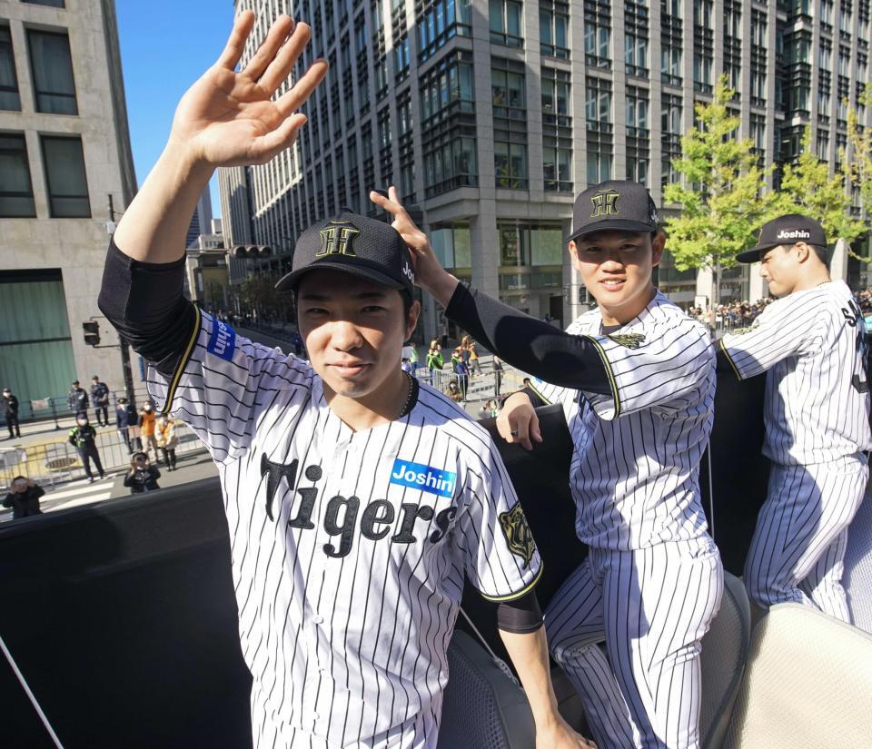 　手を振る石井（左）と及川（代表撮影）