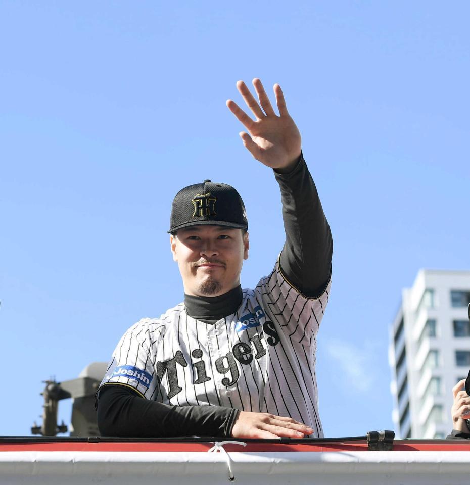 　沿道のファンに手を振る佐藤輝（撮影・西田忠信）