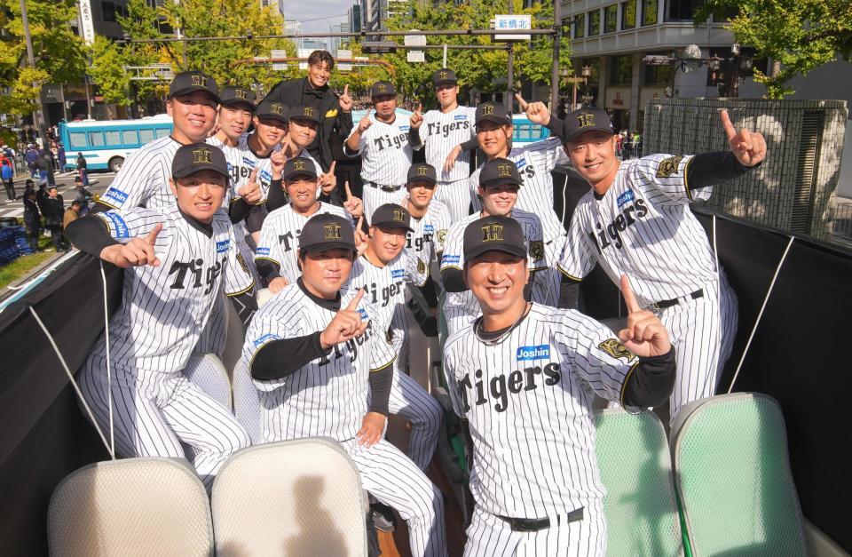　記念撮影する藤川監督ら阪神ナイン（代表撮影）