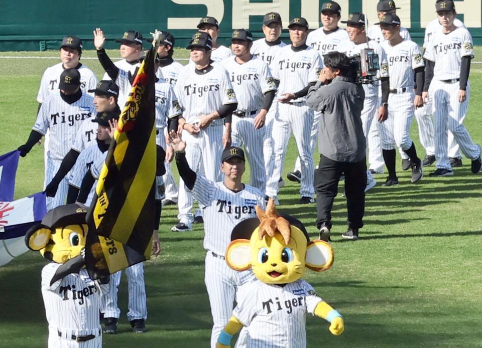 　藤川監督を先頭に場内を一周（撮影・田中太一）