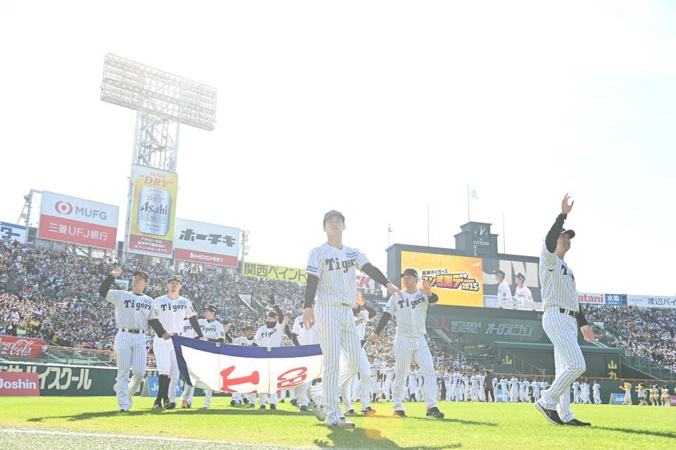 　場内一周する藤川監督（右）ら阪神ナイン（撮影・西田忠信）