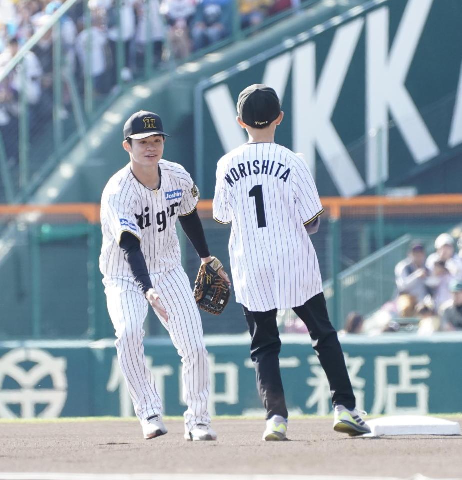 　イベントの参加者（右）と併殺を再現する中野（撮影・西田忠信）