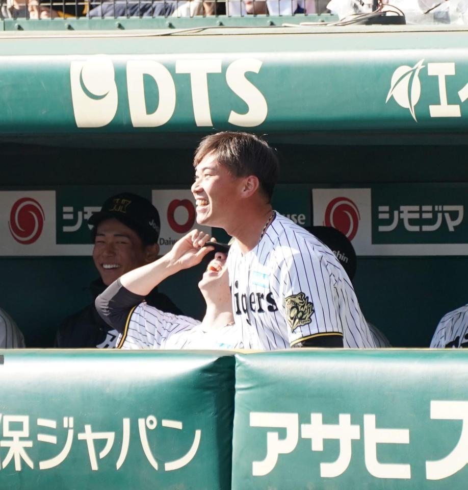 　そっくりさん企画で自身のそっくりさんが登場し笑顔を見せる桐敷（撮影・西田忠信）