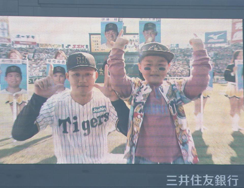 　自身のそっくりさんとポーズを決める森下（左）＝撮影・西田忠信