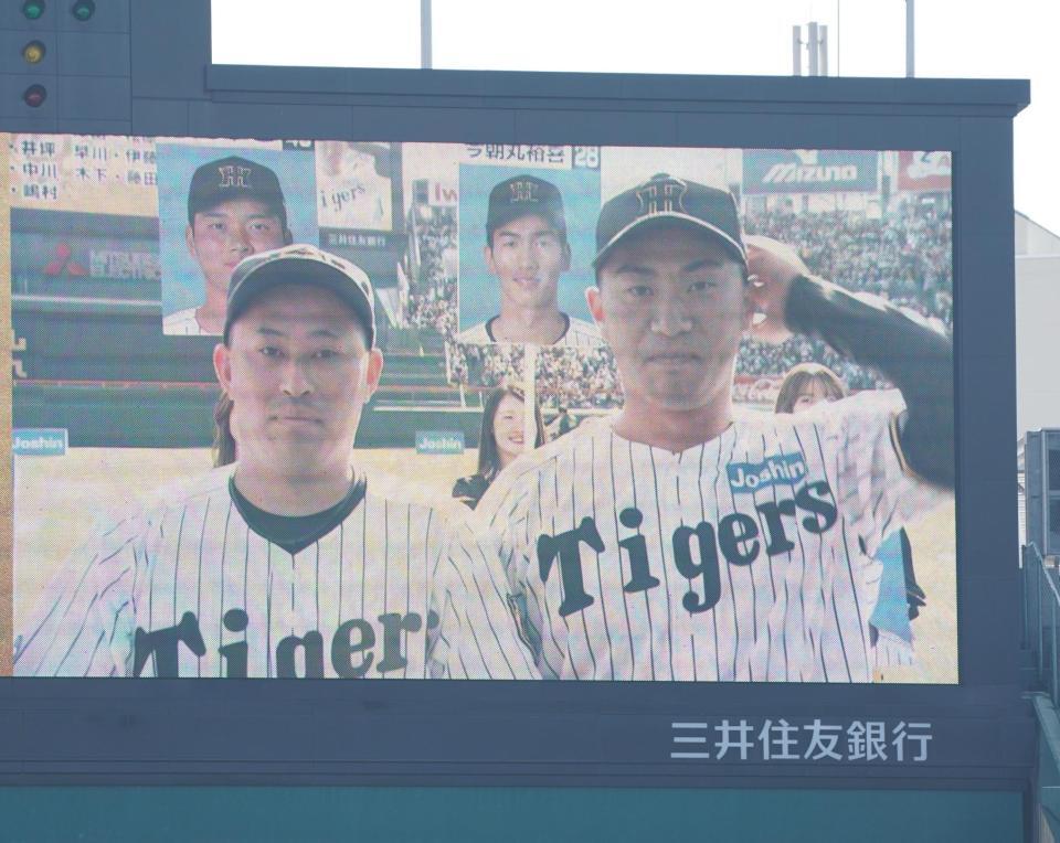 　自身のそっくりさんと並ぶ桐敷（右）＝撮影・西田忠信