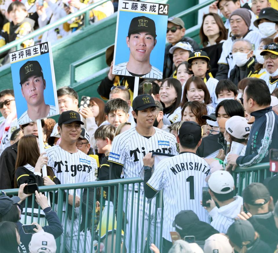 　スタンドを回る工藤（右）と井坪（撮影・田中太一）