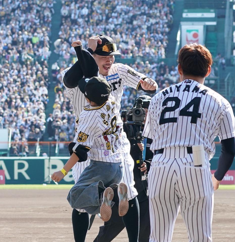 　イベントの参加者（手前）とホームランパフォーマンスを再現する佐藤輝（撮影・西田忠信）