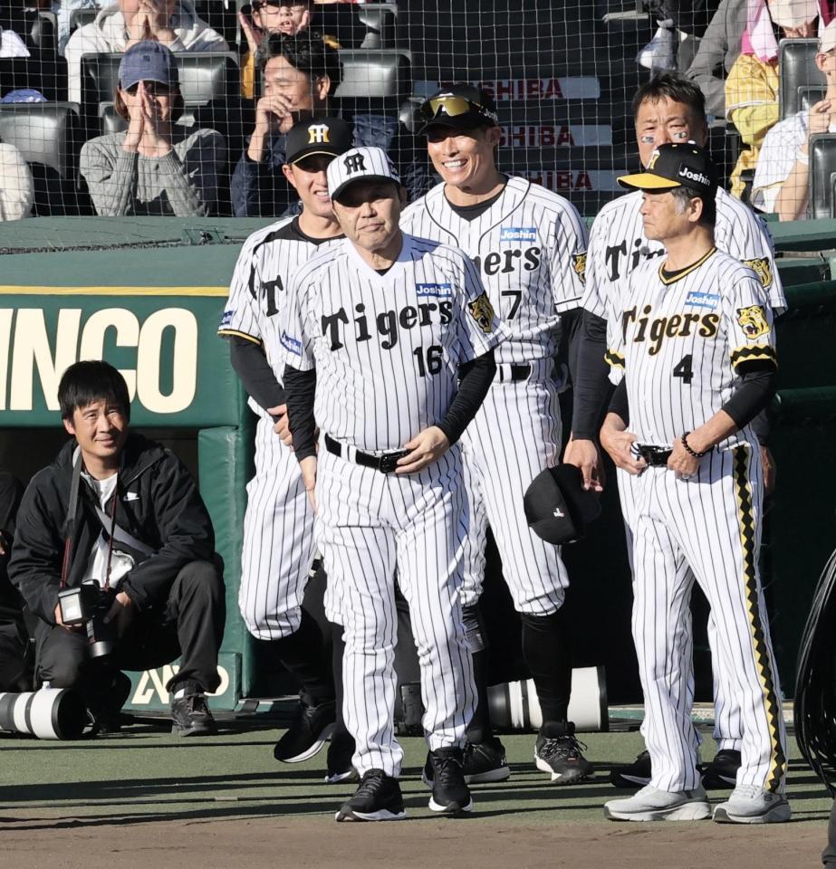 　ユニホーム姿を披露した岡田顧問（撮影・田中太一）