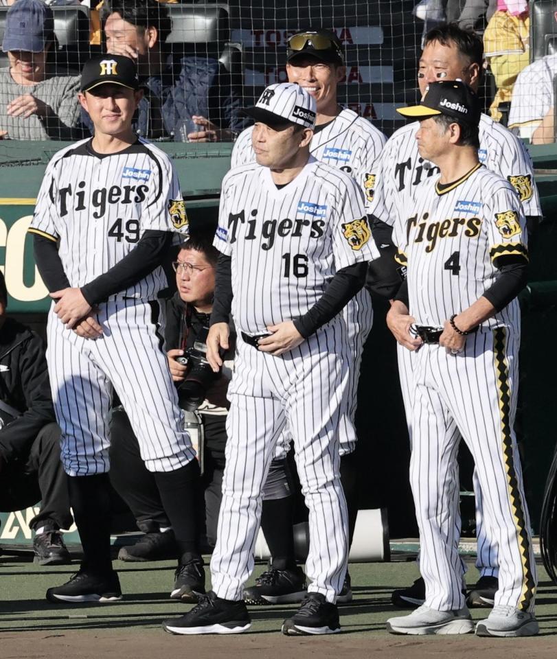 　紹介される岡田顧問（撮影・田中太一）