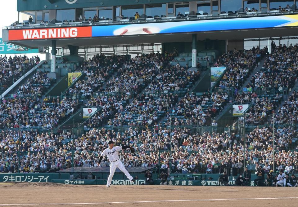　甲子園で投球する藤川監督（撮影・西田忠信）