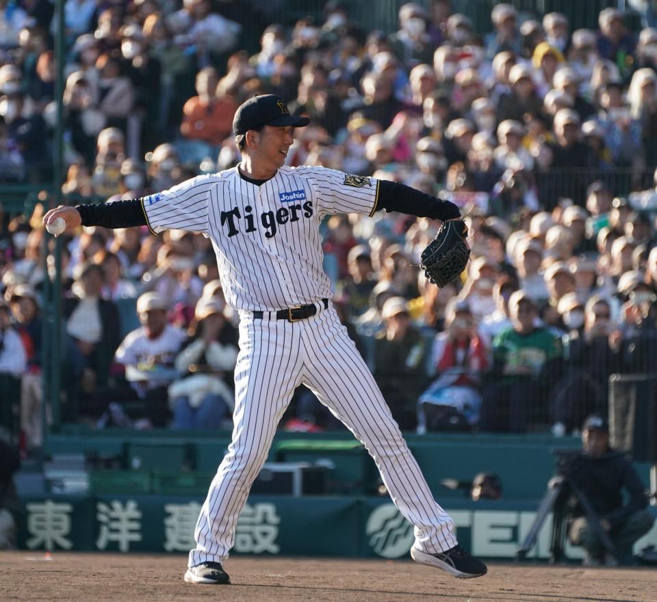 　甲子園で投球する藤川監督（撮影・西田忠信）