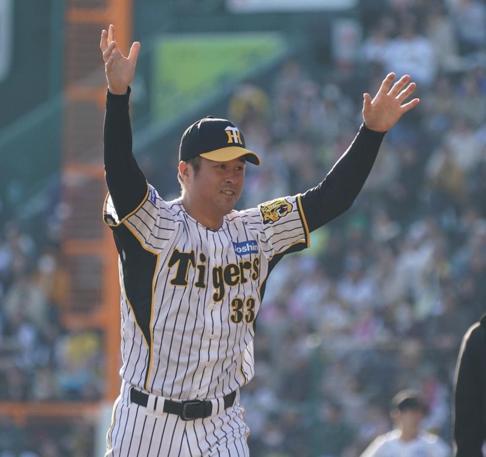 　満塁本塁打を放ち、バンザイする葛城育郎氏（撮影・西田忠信）