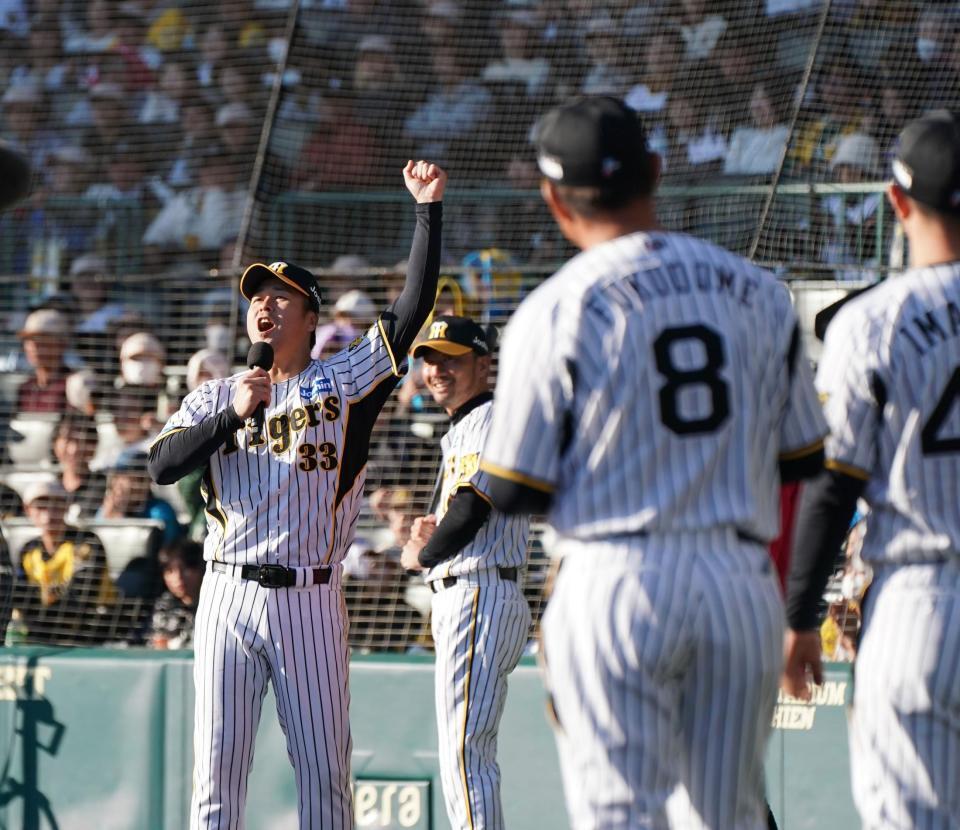 　満塁本塁打を放ち、ベンチ前で絶叫する葛城育郎氏（左）＝撮影・西田忠信