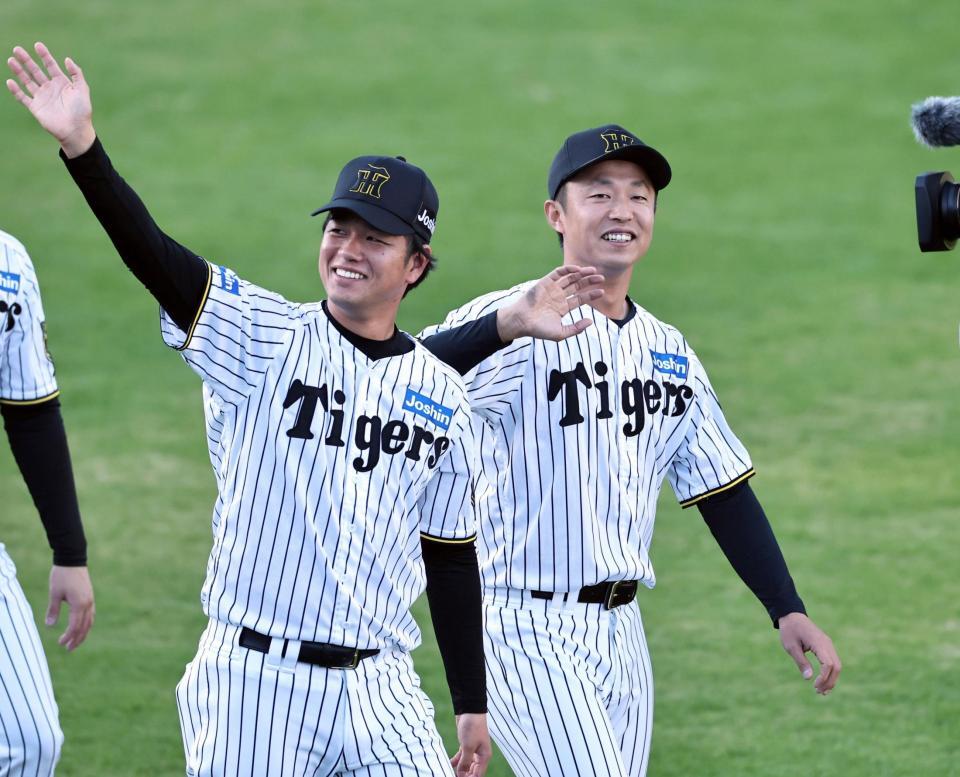 　ファン感謝デーを終え、ファンに手を振る（右から）島本と高橋（撮影・田中太一）