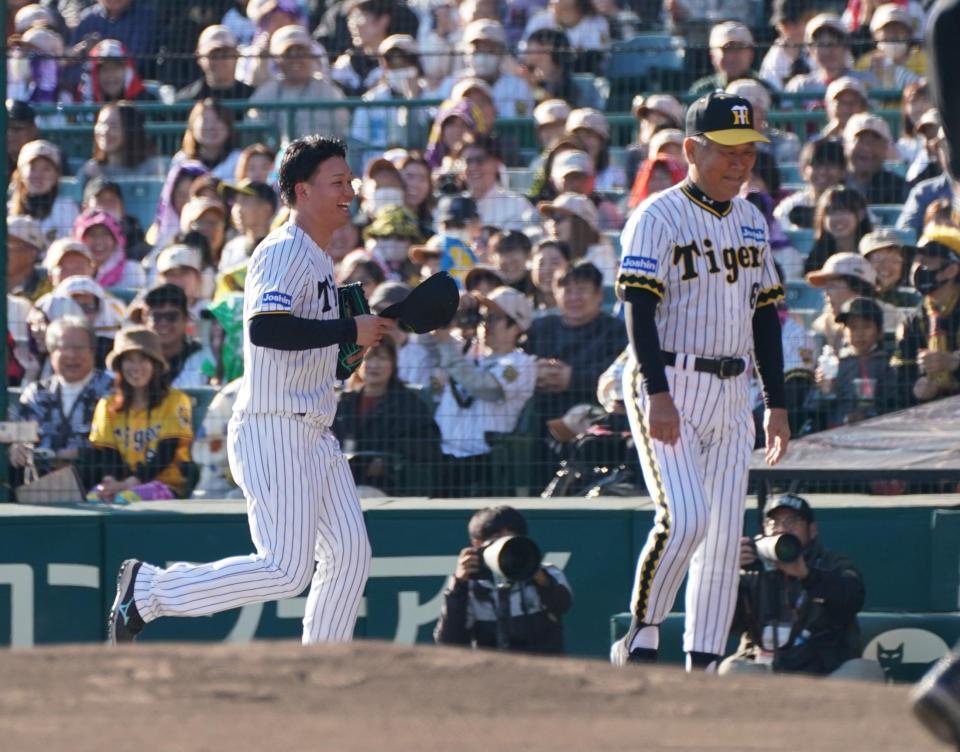 　藤田平氏（右）を右ゴロにした森下（撮影・西田忠信）