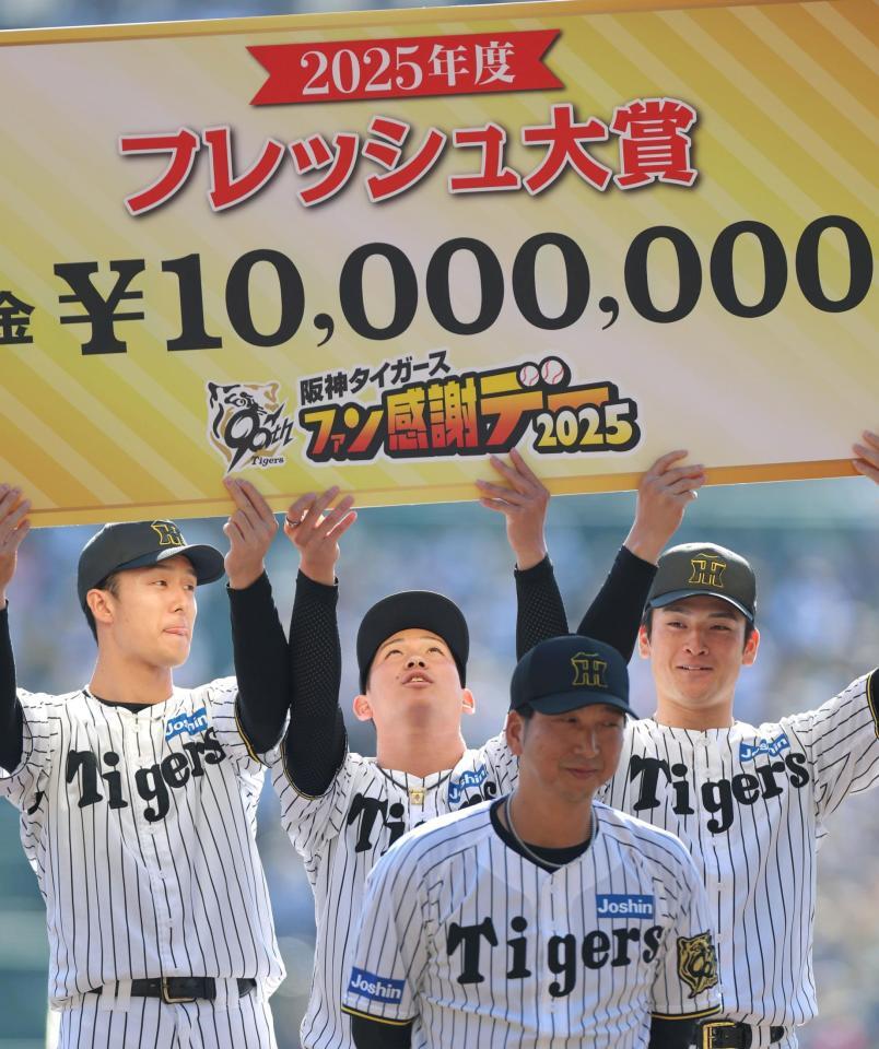 　賞金ボードを見つめる伊原（左から２人目）＝撮影・北村雅宏