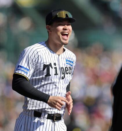 　ファン感謝デーで笑顔を見せる佐藤輝（撮影・北村雅宏）